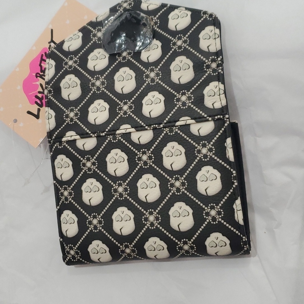 Betsey Johnson black white skull print heart shaped‎ closure lock trifold wallet - Picture 4 of 12